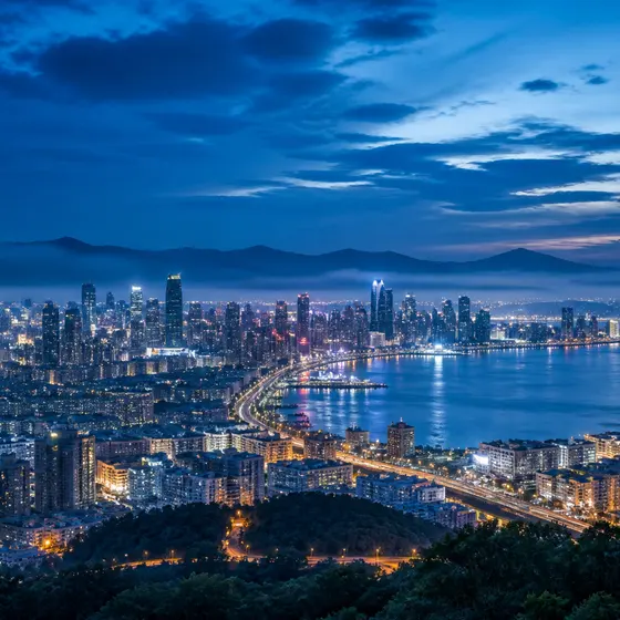 蓝色夜幕下的海湾城市